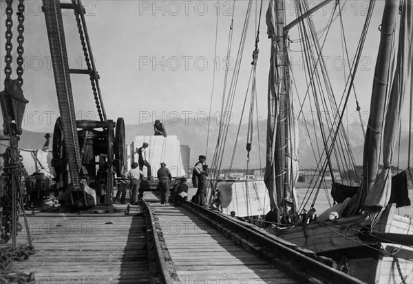 toscane, marina di carrara, ouvriers au travail sur le pont chargeur, 1920 1930