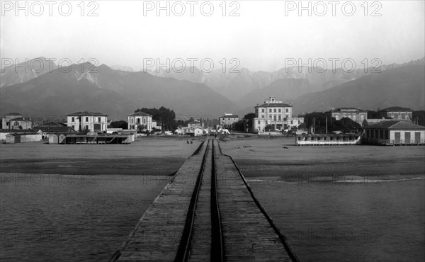 italie, toscane, marina di massa, vue de la ville depuis le pont de chargement, 1920 1930