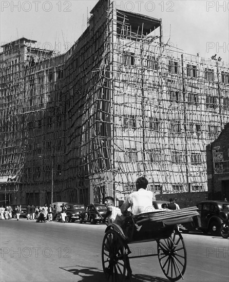 asie, inde, calcutta, une rue avec des échafaudages et des pousse-pousse, 1964