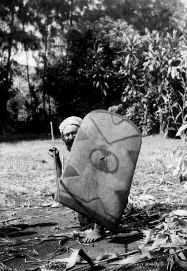 océanie, nouvelle guinée, un indigène armé du district de hagen, 1952