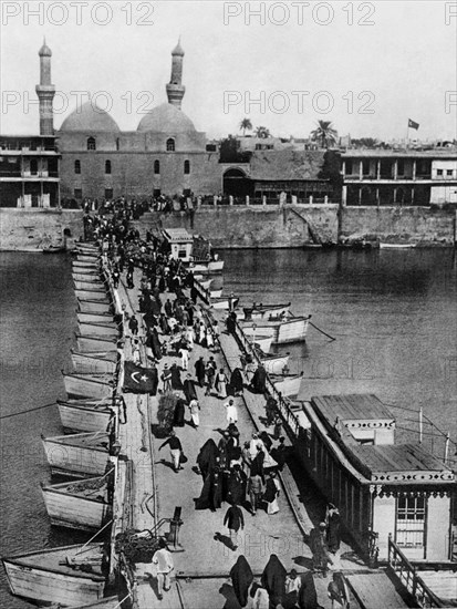 moyen-orient, irak, bagdad, le pont reliant les deux rives du fleuve tigris, 1950 1960