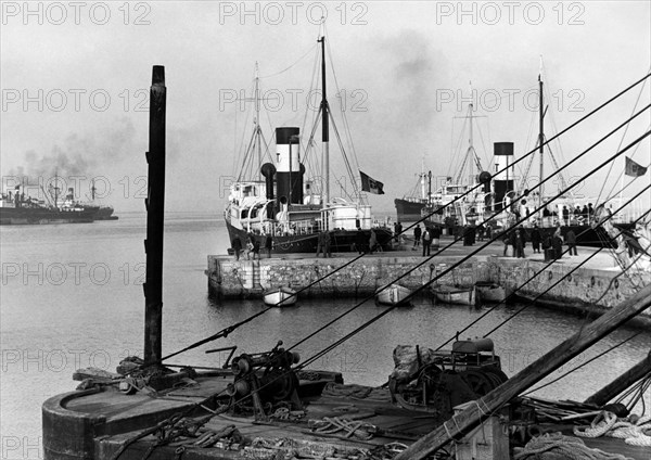 italie, toscane, piombino, vue du port, 1920 1930