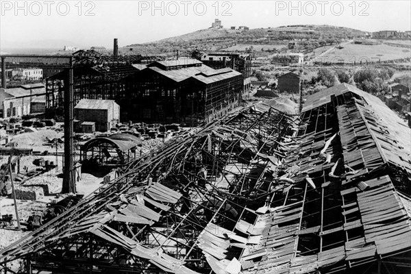 italie, toscane, piombino, vue d'une zone industrielle, 1940 1950