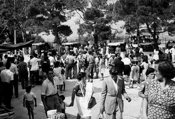 italie, toscane, livorno, personnes sur la place pour la fête de la madonna di montenero, 1950