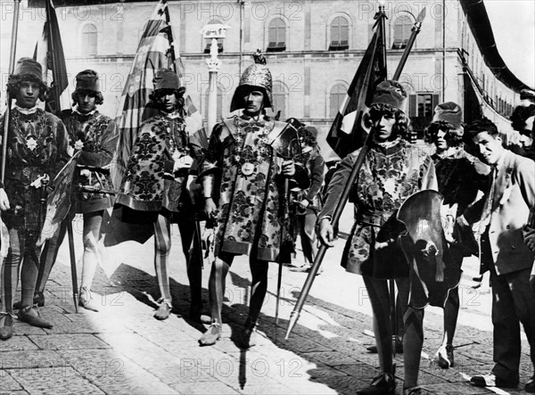 europe, italie, toscane, les figurants de la contrada della tartuca à l'occasion du palio, 1910 1920