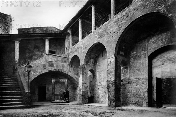 europe, italie, toscane, san gimignano, vue de la cour du palais du podestat, 1900 1910