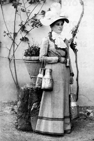 italie, toscane, sienne, portrait d'un vendeur ambulant de lait, 1910 1920