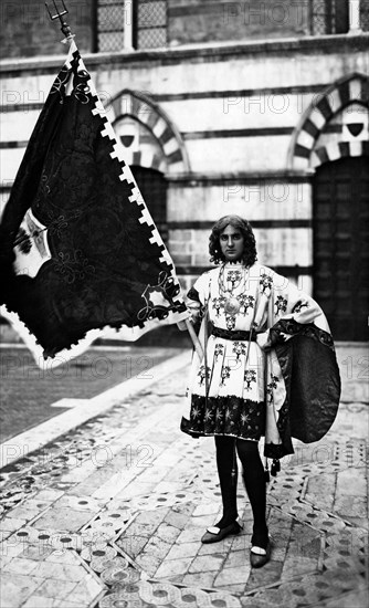 europe, italie, toscane, sienne, portrait du porte-drapeau de la contrada della selva, 1940 1950