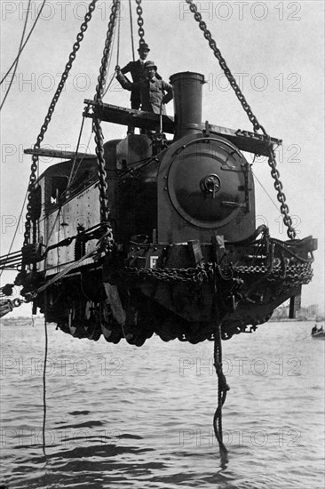 afrique, libye, débarquement de la première locomotive, 1920