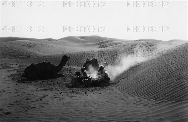 afrique, libye, camp d'hommes dans le désert, 1920 1930