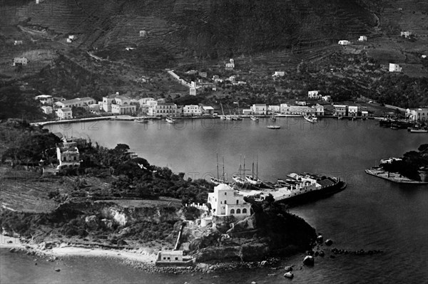 campanie, île d'ischia, vue aérienne du port, 1910 1920