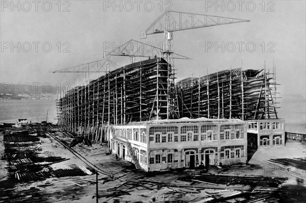 italie, campanie, baie, le chantier naval avec les navires jumeaux orazio et virgilio en construction, 1926