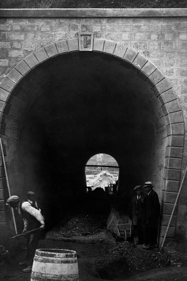 italie, basilicate, communauté de montagne de camastra, aqueduc de pugliese, tunnel de sauro-tower, 1920 1930