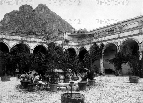 italie, sicile, taormina, une cour, 1930