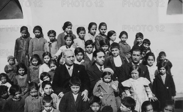 europe, italie, calabre, cropalati, école primaire enfants pendant la photo de classe, 1920 1930