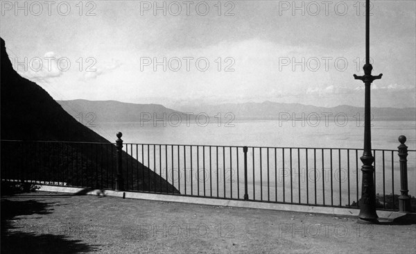 europe, italie, calabre, palmi, vue du détroit de messine depuis la villa comunale, 1920 1930