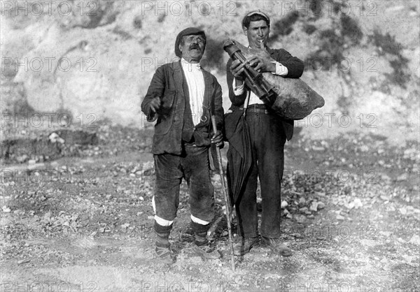 europa, italy, calabria, montebello ionico, joueurs de cornemuse ciaramèddha, 1920 1930