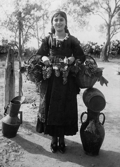 europa, italy, calabria, gioiosa ionica, jeune vendangeur, 1920 1930