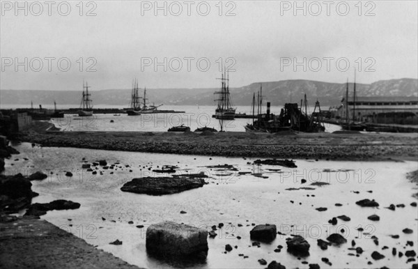 europe, italie, calabre, crotone, vue du port, 1920 1930