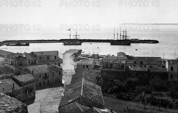 europe, italie, calabre, crotone, vue du port, 1920 1930