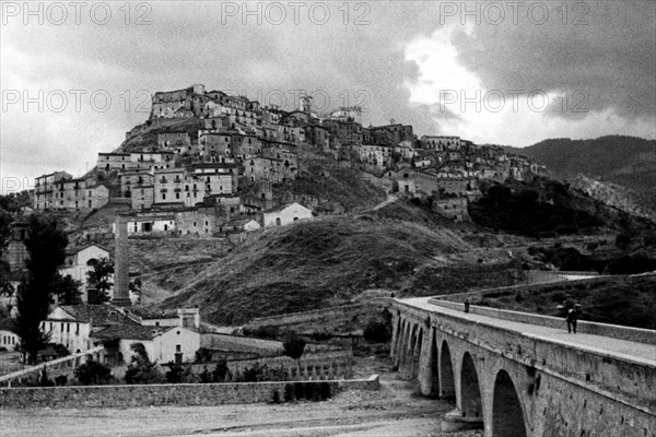 europe, italie, calabre, cosenza, corigliano calabro, vue de la ville, années 1940