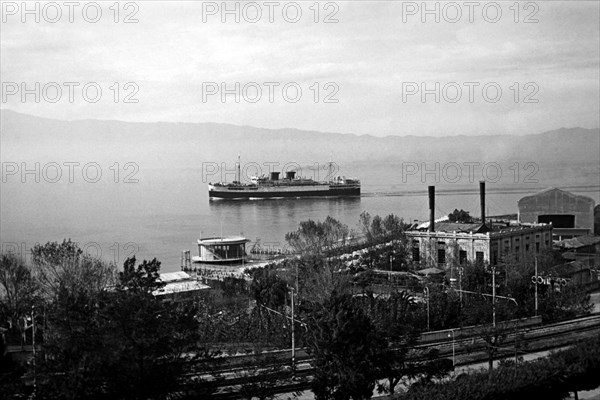 europe, italie, calabre, reggio calabria, panorama avec passage d'un paquebot, années 1950