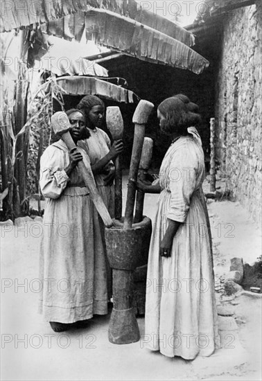 afrique, éthiopie, filles au moulin, 1920 1930