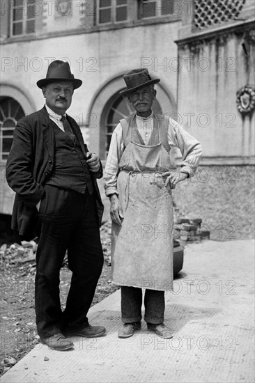 europe, italie, umbria, deruta, usine de deruta, le directeur de l'usine alpinolo magnini et le plus ancien ouvrier, 1930