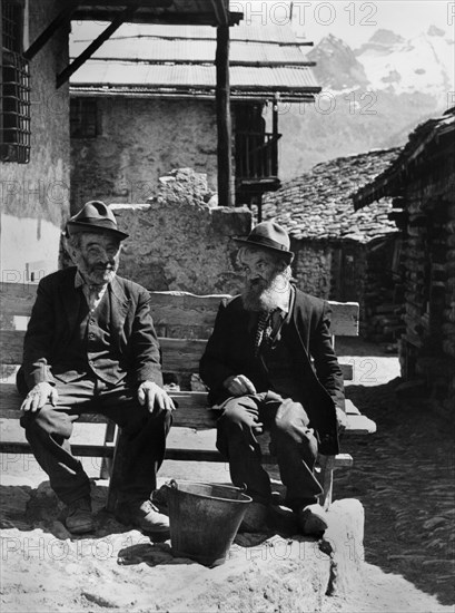 europe, italie, val d'aoste, antagnod, val d'ayas, couple alpin, années 1950