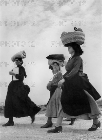 femmes portant des vêtements traditionnels, calabre, italie, 1950