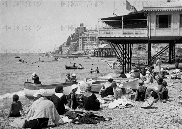 europe, italie, ligurie, genes, baigneurs sur la plage, 1910 1920