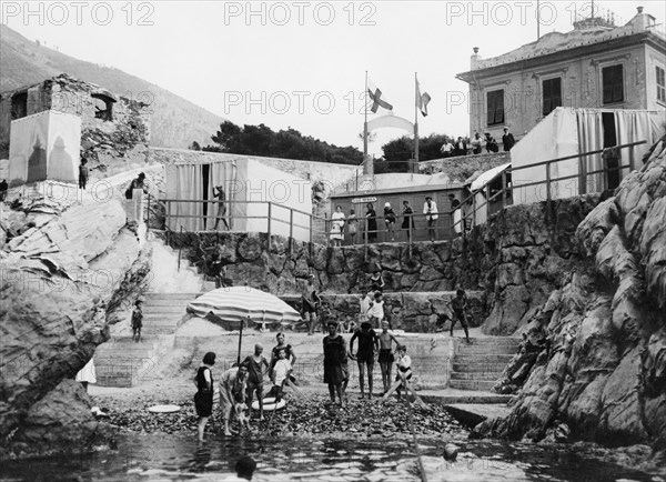 europe, italie, ligurie, genes, baigneurs sur la plage de quinto, années 1920