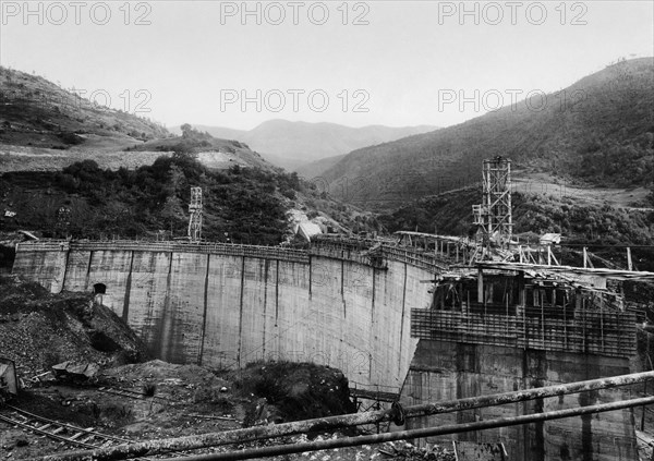 europe, italie, abruzzes, campotosto, vue du barrage-voûte du réservoir de la providence, 1946