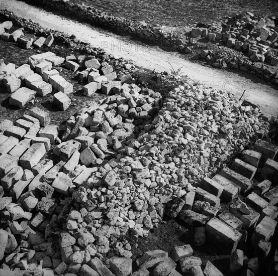 europe, italie, abruzzes, alba fucens, massa d'albe, les ruines de l'église de san pietro, 1955 1957