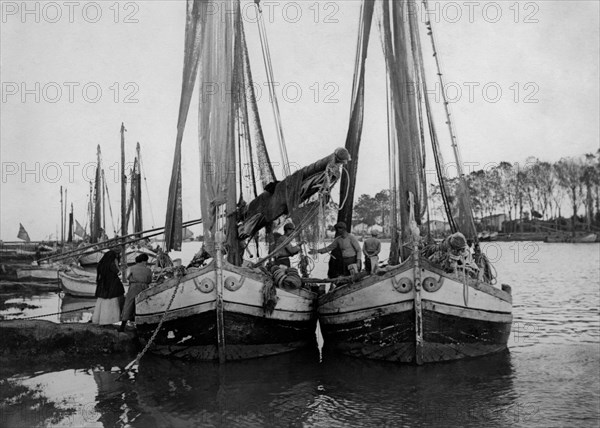 europe, italie, abruzzes, pescara, paranze all'ancora sul fiume pe