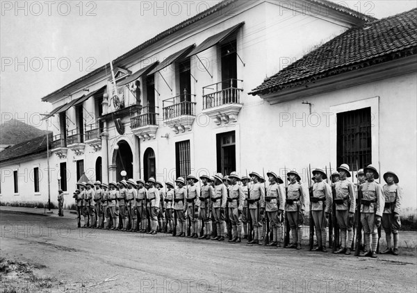 asie, inde, goa, soldats devant le bâtiment du gouvernement, 1950