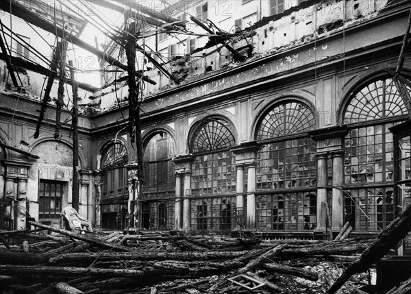 europe, italie, ligurie, genes, loggia des marchands apres le bombardement, 1943 1945