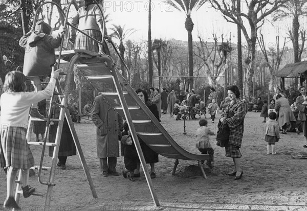 rome, enfants sur le toboggan, 1957