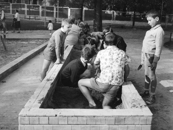 parc de milan, enfants jouant avec du sable, 1957