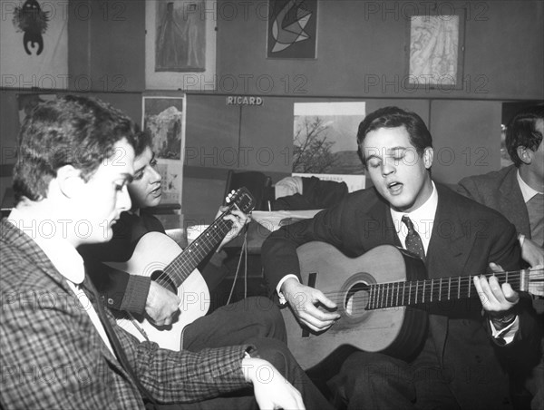 des jeunes jouent et chantent à l'oie d'or à milan, 1963