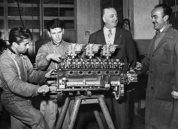 enzo ferrari dans son atelier à mantoue, 1955