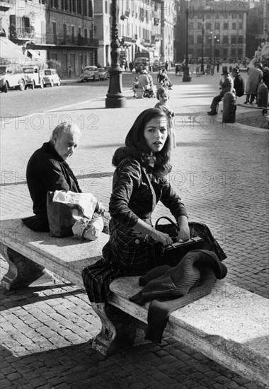 l'actrice anna maria pietrangeli sur la piazza navona à rome, 1957