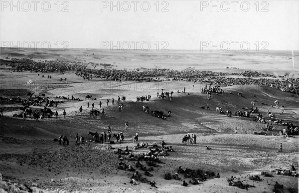 par le service photographique du commandement militaire de la tripolitaine une belle image de la colonne graziani en halte dans le sahara ibérique. 1915-40