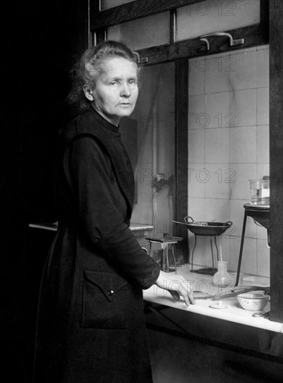 portrait de marie curie dans son atelier, 1953