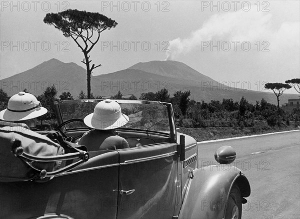 le vésuve vu depuis l'autoroute entre naples et pompei inaugurée en 1929. le photographe allemand paul wolff crée une image emblématique du "voyage en italie, pays du soleil", annoncé dans ces années-là pour une élite de voyageurs. 1915-1940