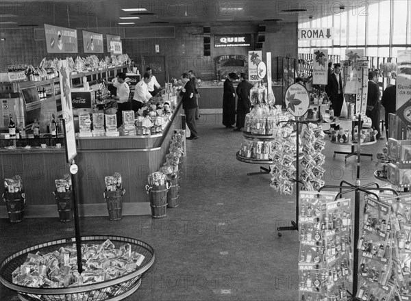 autostrada del sole, l'intérieur d'un autogrill, 1965