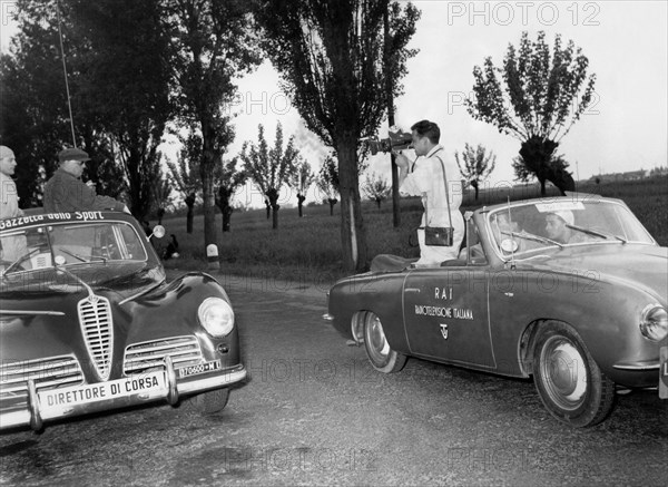 opérateurs de télévision filmant une scène, 1956