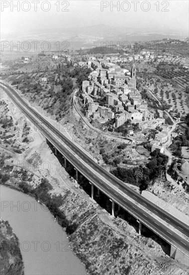 vue aerienne de baschi dans la province de terni, 1966