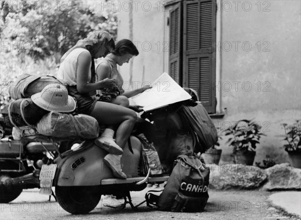 filles sur lambretta en vacances, 1957