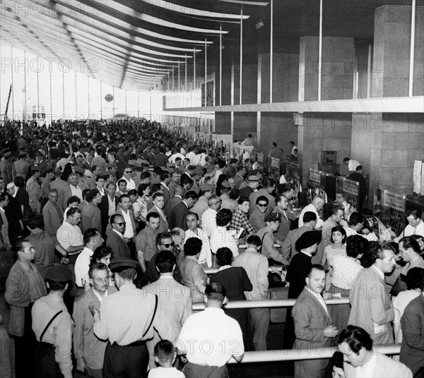 départs pour ferragosto au guichet de roma termini, 1955